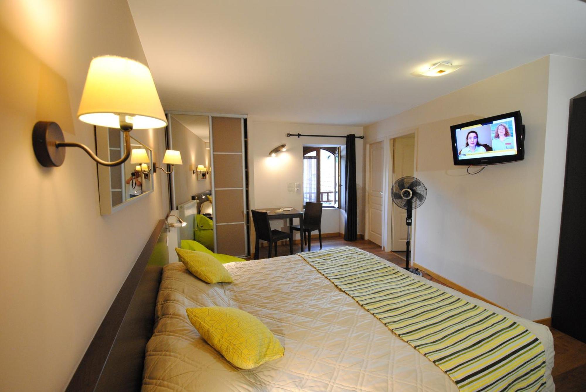 Logis Hostellerie Du Perigord Vert Брантом Экстерьер фото