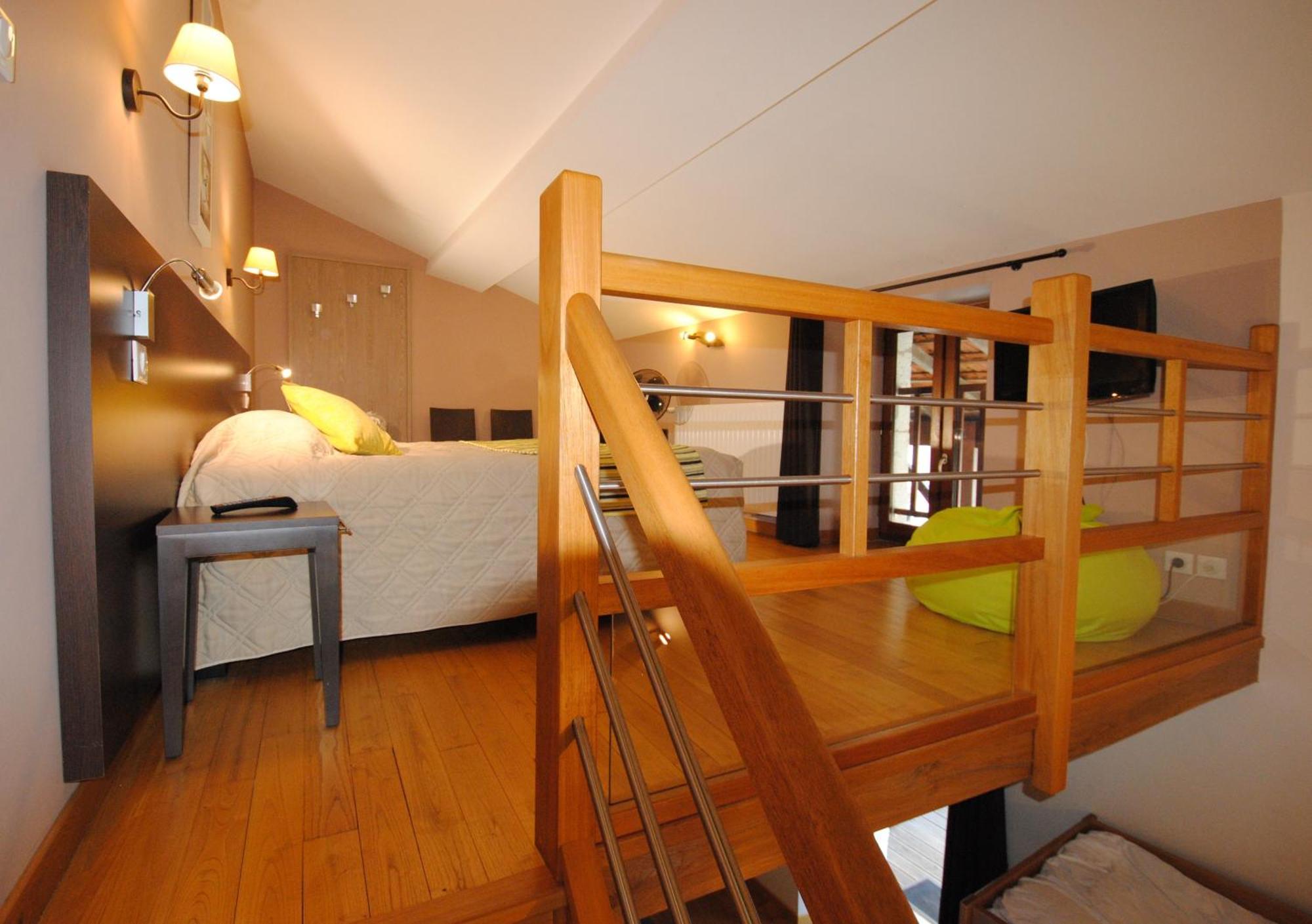 Logis Hostellerie Du Perigord Vert Брантом Экстерьер фото