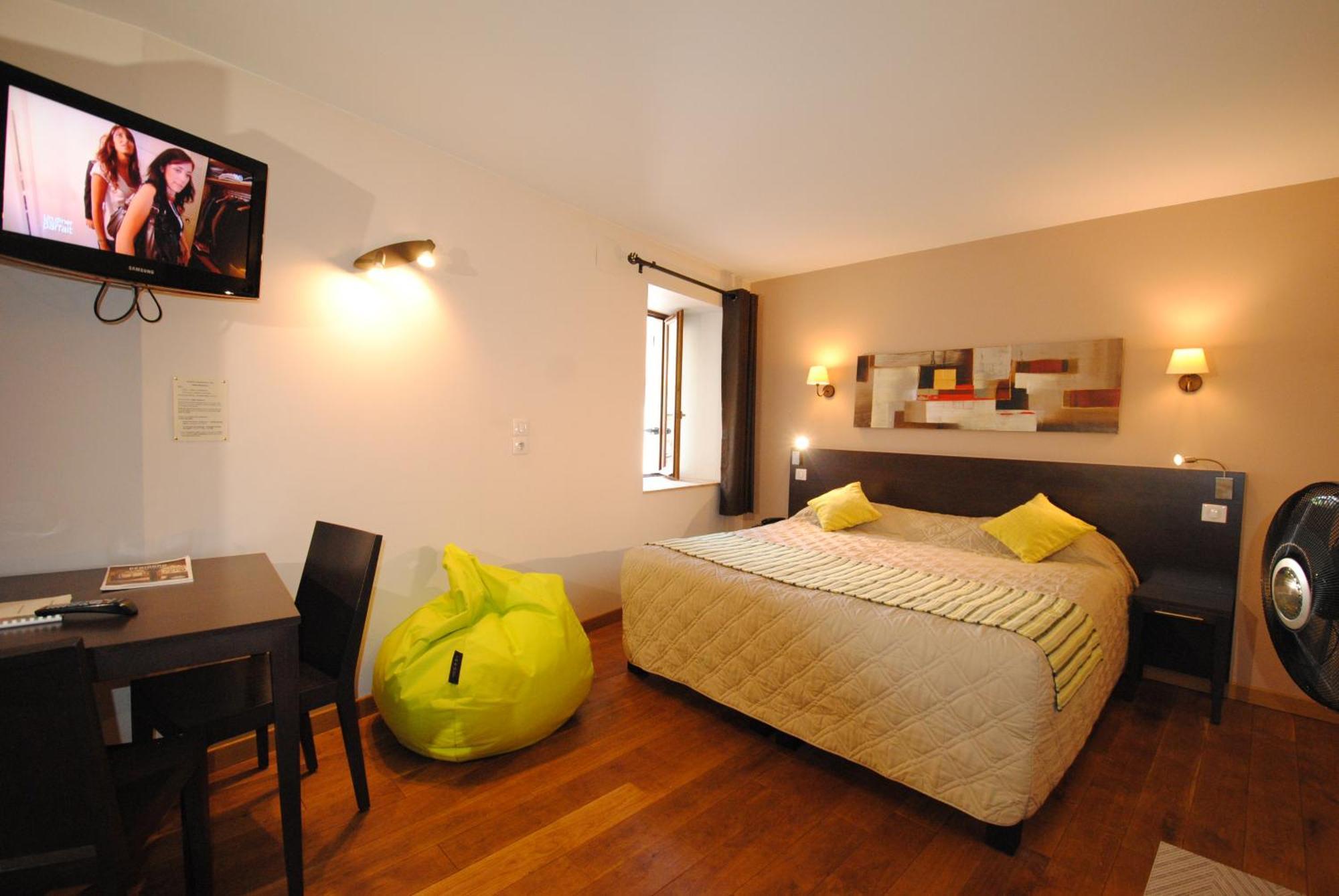 Logis Hostellerie Du Perigord Vert Брантом Экстерьер фото
