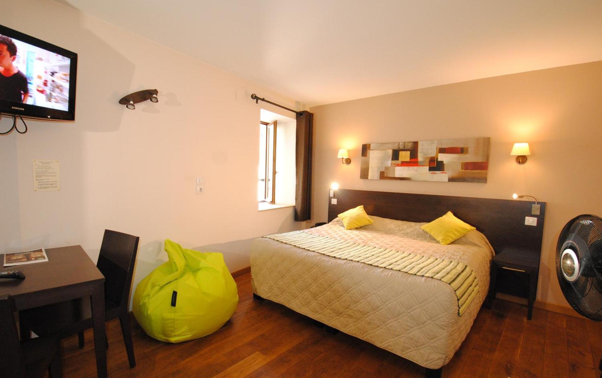 Logis Hostellerie Du Perigord Vert Брантом Экстерьер фото