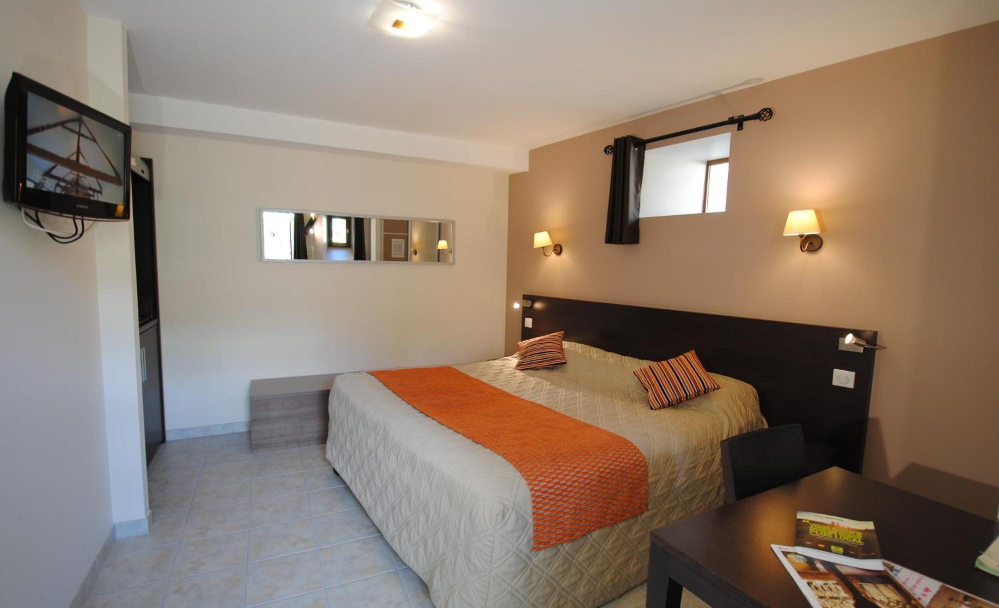 Logis Hostellerie Du Perigord Vert Брантом Экстерьер фото